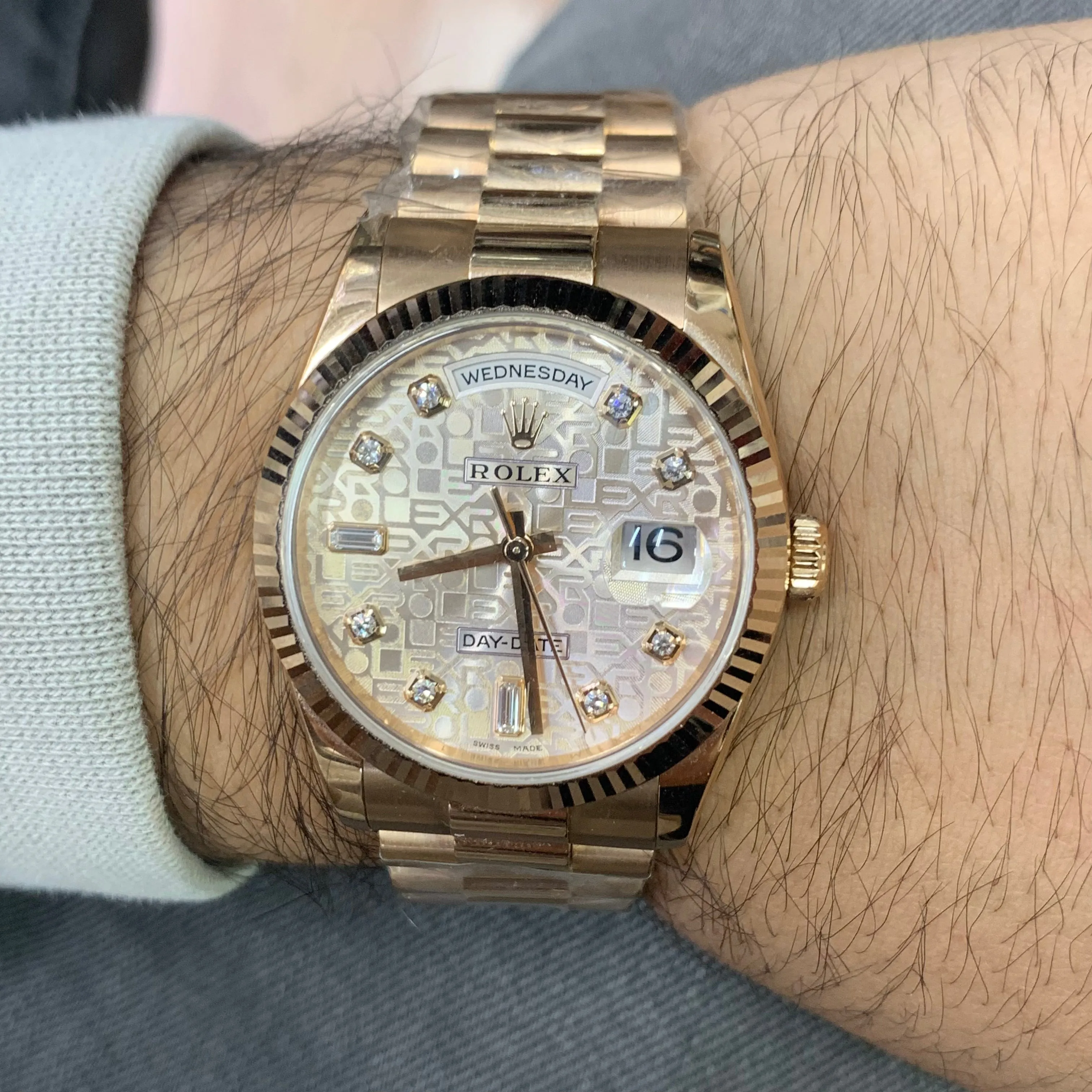 Full Factory 36mm 18k gold Rolex Day-Date Watch (diamond dial, engraved model)