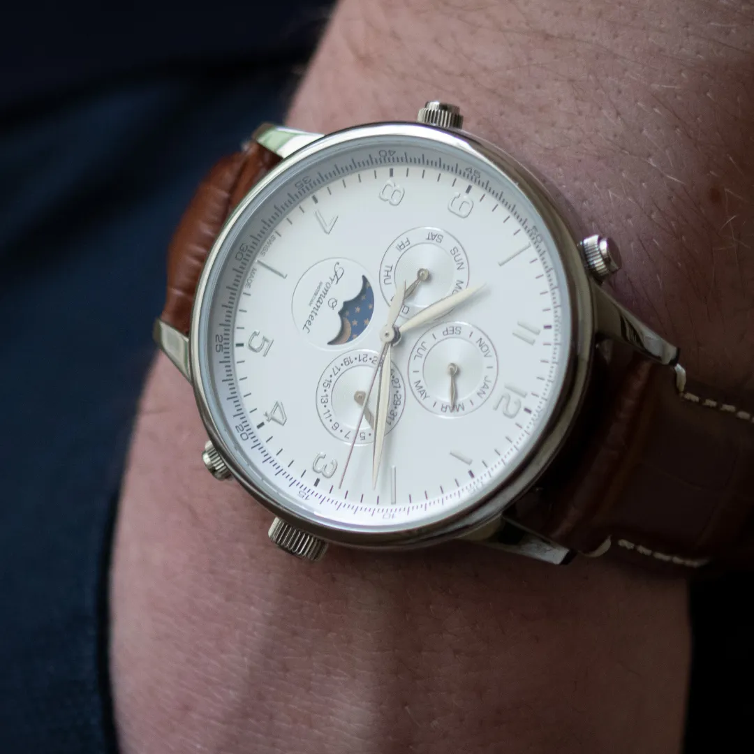 Globetrotter Moon Phase White